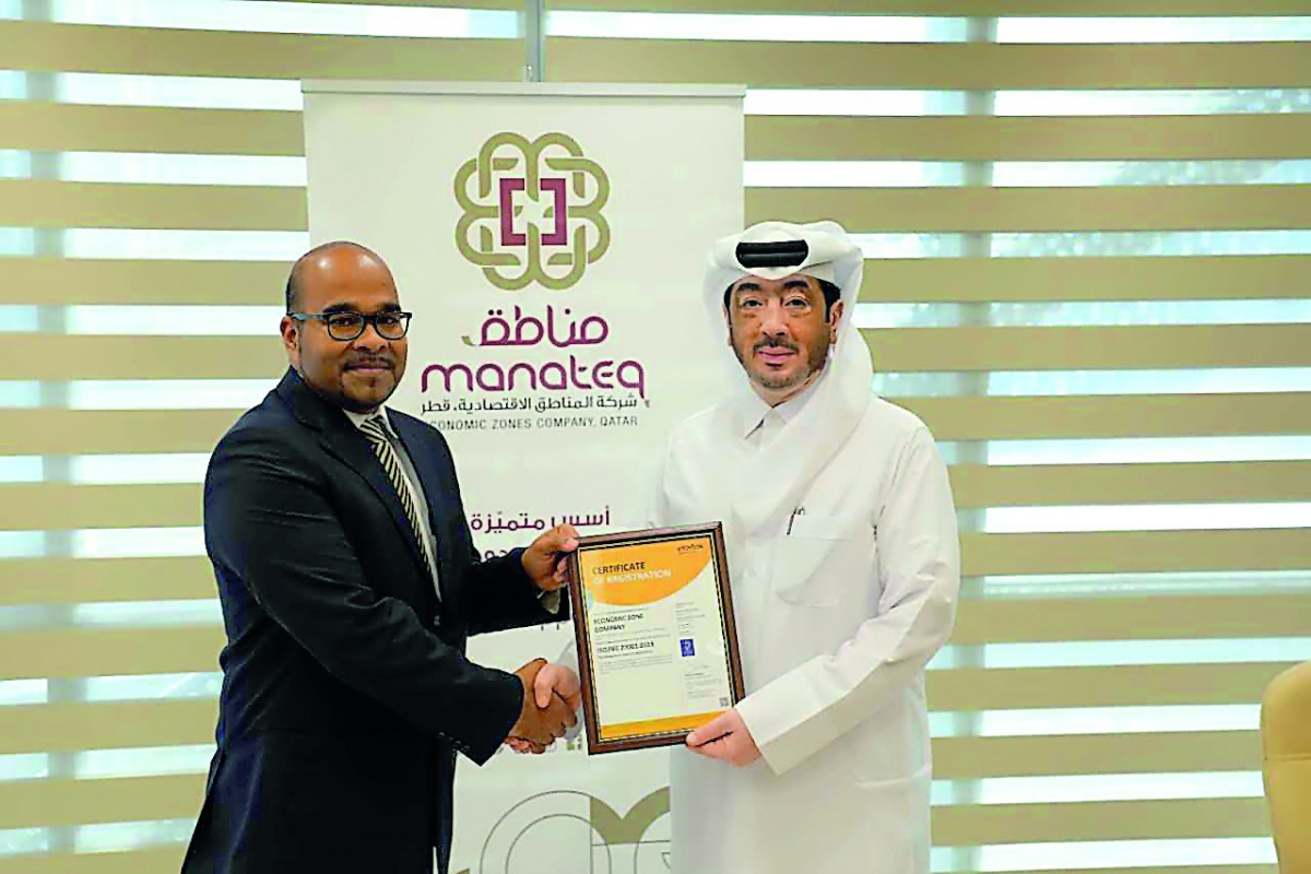 Fahad Rashid Al Kaabi, Chief Executive Officer of Manateq, receiving the award.