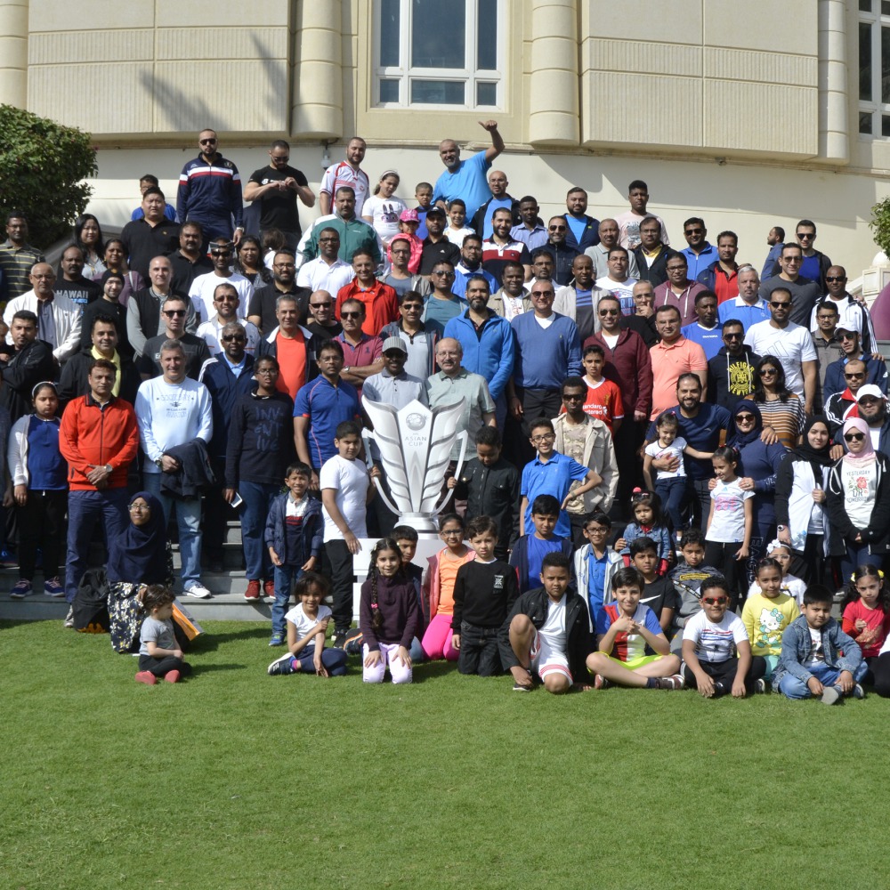 Senior executives of QIB, and the bank’s employees and their families posing for a group photo. 