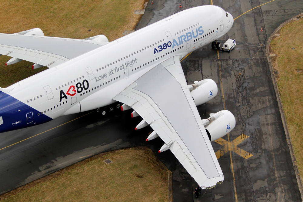 FILE PHOTO: The damaged right-hand wing-tip of the Airbus A380, the world's largest jetliner with a wingspan of almost 80 metres, is seen on the tarmac during the Paris Air Show in Le Bourget airport, near Paris, June 20, 2011. REUTERS/Pascal Rossignol/Fi