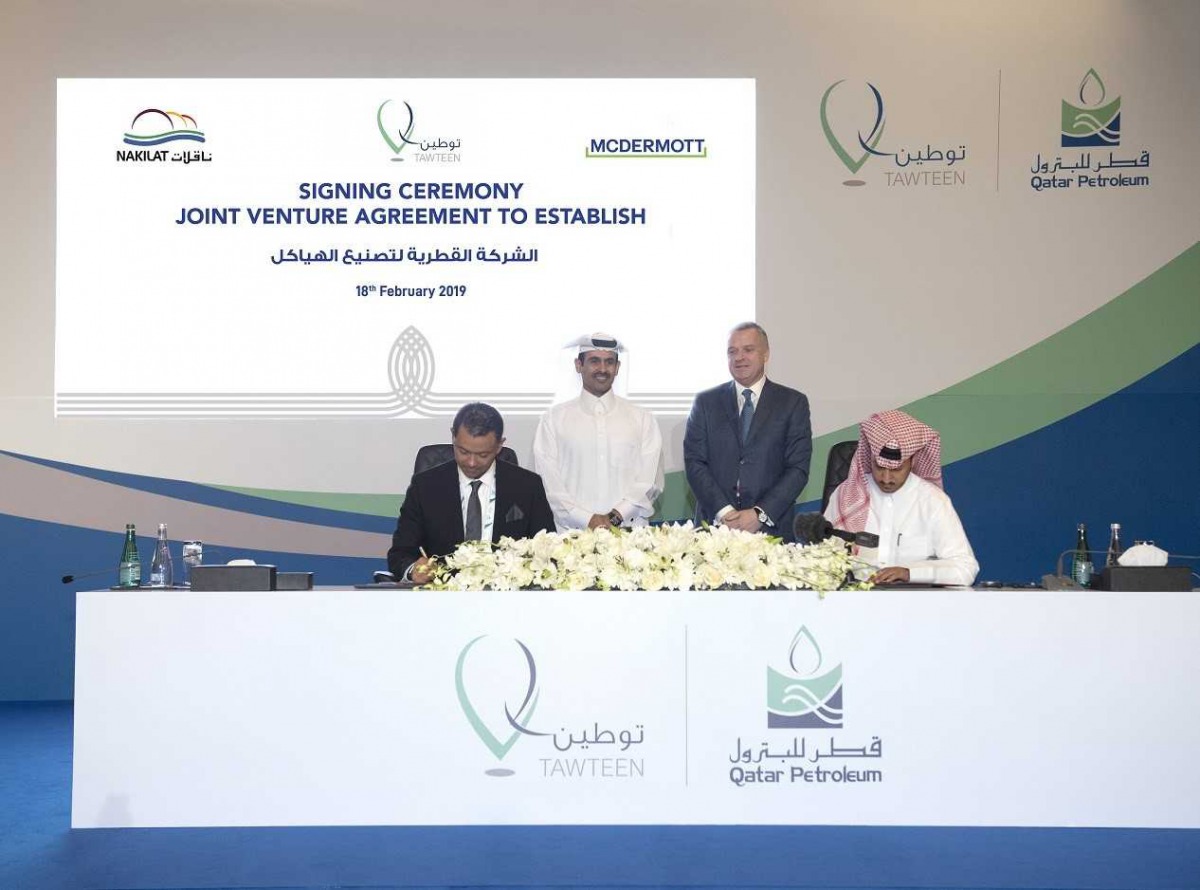 Nakilat and McDermott officials signing the joint venture partnership agreement in the presence of H E Saad bin Sherida Al Kaabi, Minister of State for Energy Affairs, President & CEO of Qatar Petroleum; and Linh Austin, McDermott Senior Vice-President, M
