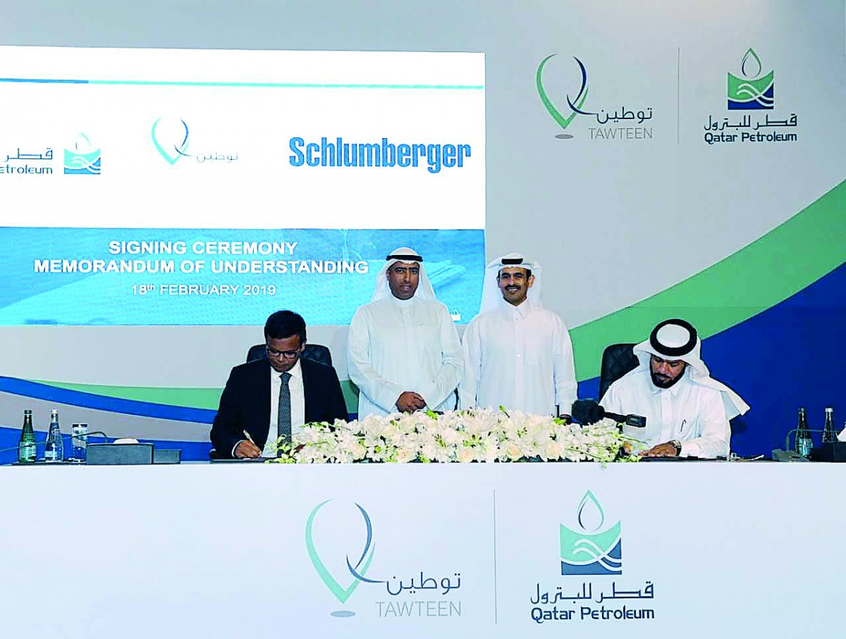 H E Saad bin Sherida Al Kaabi, Minister of Energy Affairs, and Maen Razouqi, NME Geomarket Manager Schlumberger, witness the signing of the MoU by Khalid Al Rumaihi, Executive V-P Subsurface Development & Exploration Qatar Petroleum, and Amit Singh, Manag