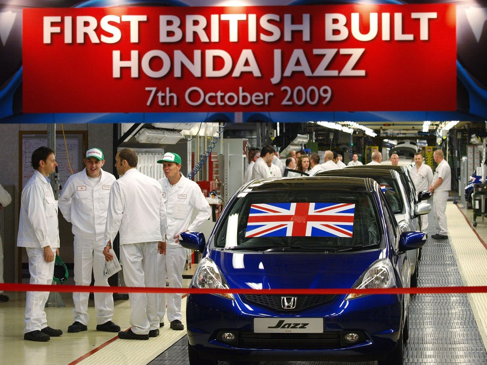 (FILES) This file photo taken on October 7, 2009, shows workers waiting for the launch of the first British built Honda Jazz family supermini to leave the production line at the Honda car plant in Swindon. AFP / MAX NASH