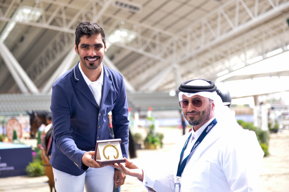 Hathab Equestrian Tour Event Director Ali Al Rumaihi presenting the winner’s award to Hussain Said Haidan.