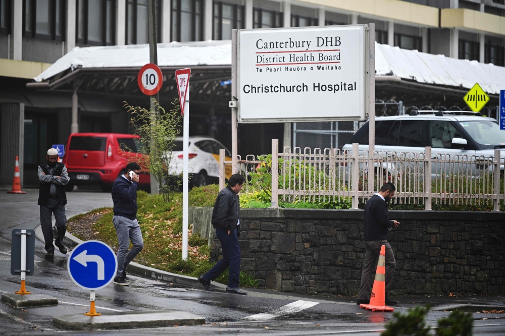 Visitors leave the hospital in Christchurch on March 17, 2019, two days after a shooting incident at two mosques in the city. / AFP / Anthony WALLACE 