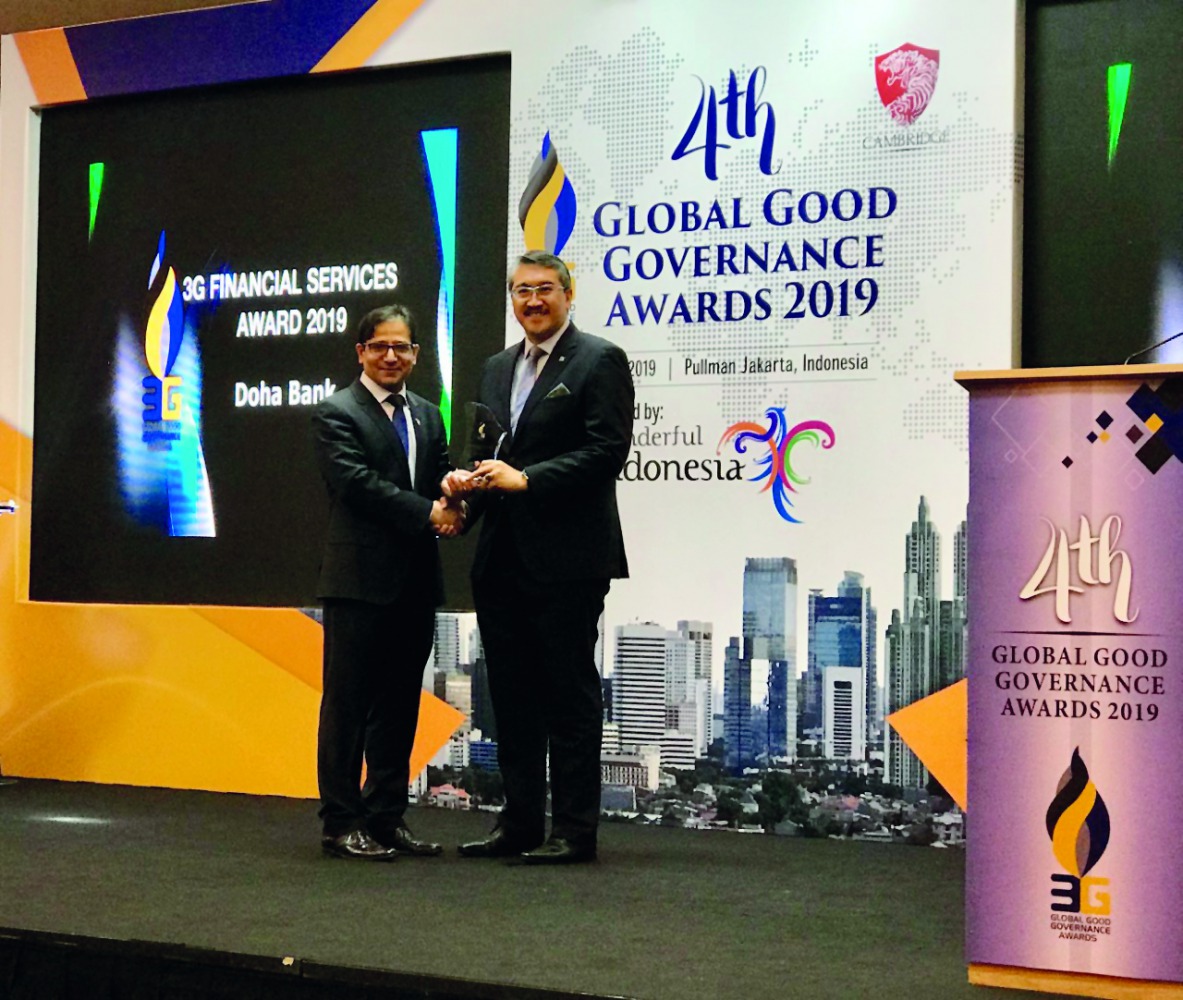 Fazlur Rahman bin Kamsani receiving the award.