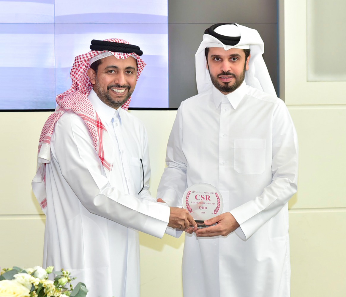 Omar Abdul Aziz Al Meer (right), QIIB Head (Business Development), receiving a commemorative shield from the President of Qatar University, Dr Hassan Rashid Al Derham. 