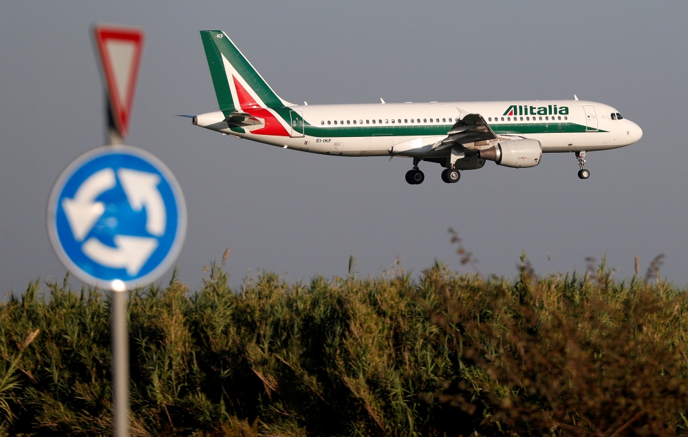 An Alitalia Airbus A320-200 airplane comes in to land at Fiumicino airport in Rome, Italy October 24, 2018. Reuters/Max Rossi