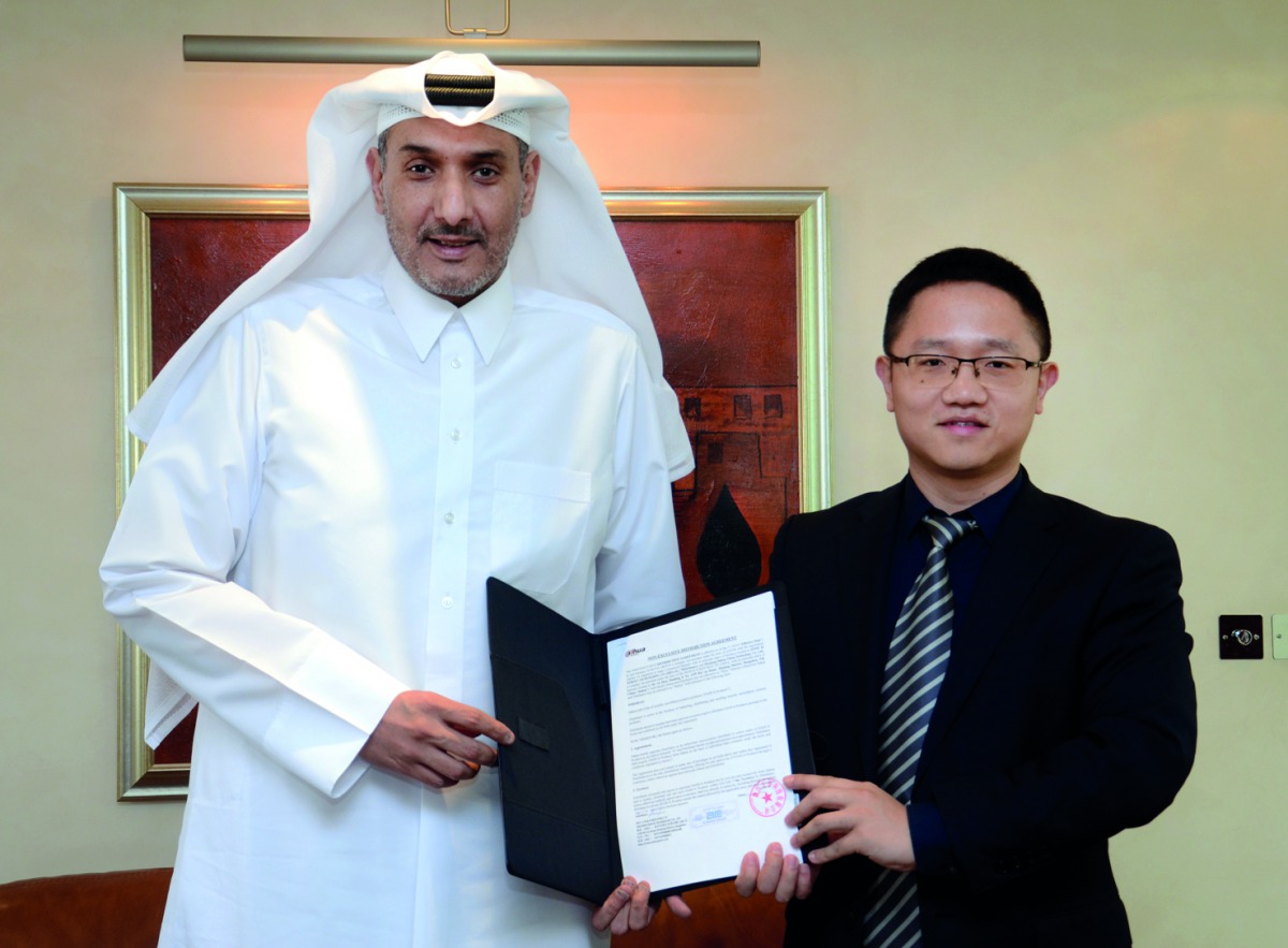 Saud Omar Almana (left), Vice-Chairman of Almana Group, and Eric, Regional Director of Dahua, after signing the partnership agreement. 