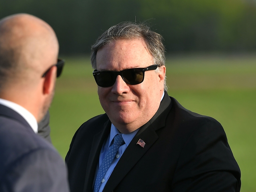 US Secretary of State Mike Pompeo walks to board a plane before departing from London Stansted Airport, north of London, on May 9, 2019. / AFP / POOL / MANDEL NGAN 