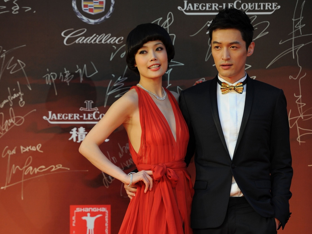 Hong Kong singer Joey Yung (L) and Chinese actor Hu Ge pose on the red carpet during the opening ceremony for the 15th Shanghai International Film Festival on June 16, 2012. AFP / Peter Parks
 