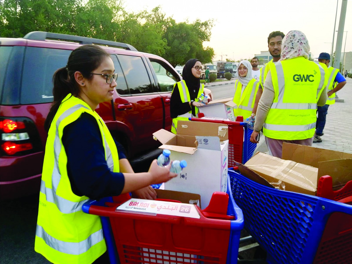 Volunteers from the 7asanat Olympics distributing Iftar boxes among commuters. The volunteers are also visiting hospitals and cleaning up Qatar’s beaches during the month of Ramadan.   