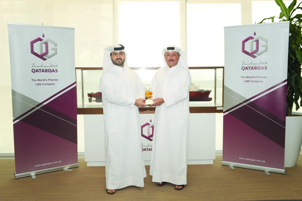 Ali Ibrahim Al Sulaiti (left), Public Relations Manager, Qatargas, receiving a commemorative trophy from Fahad Al Naimi, General-Secretary of Qatar Golf Association.