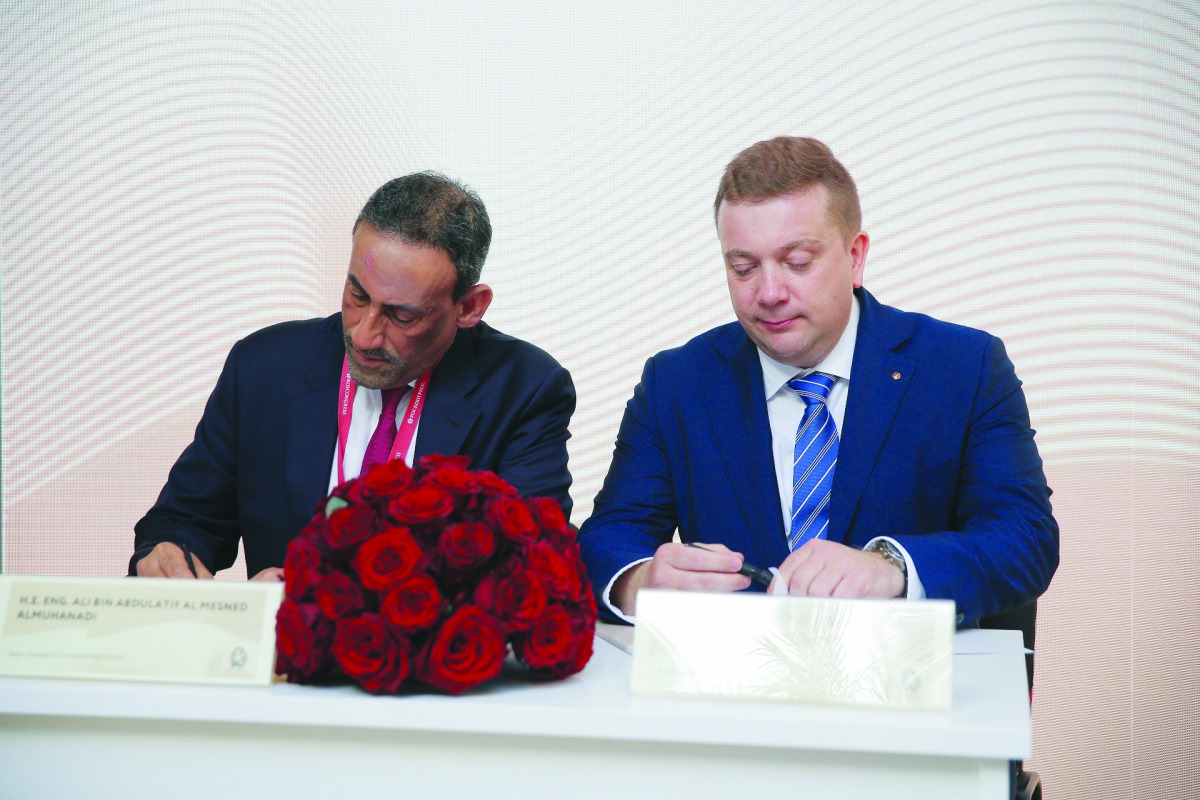 Ali Abdul Latif Al Misnad (left), Board Member of Qatar Chamber, and Roscongress Foundation CEO Alexander Stuglev, signing the MoU for cooperation in 
St Petersburg, Russia. 