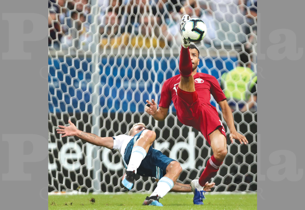 Qatar’s Boualem Khoukhi (right) and Argentina’s Sergio Aguero vie for the ball during their Copa America Group B match in Porto Alegre, Brazil, on Sunday. 