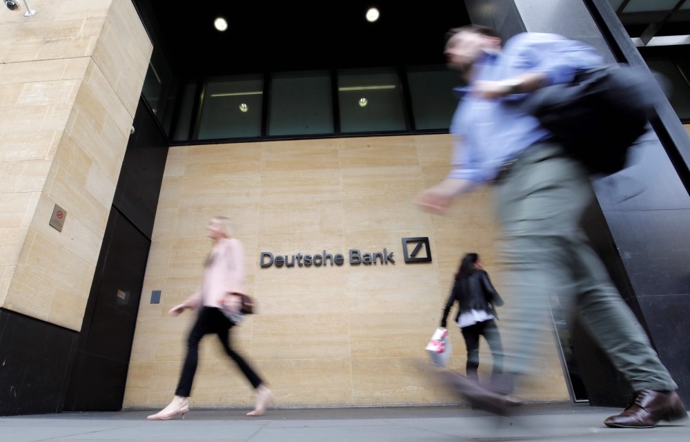 Pedestrian walk past the offices of of German bank Deutsche Bank in central London on July 8, 2019. AFP / Tolga AKMEN