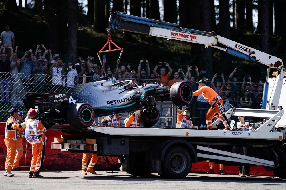 The damaged car of Mercedes' British driver Lewis Hamilton is lifted unto a truck after he crashed into a wall during the third practice session at the Spa-Francorchamps circuit in Spa on August 31, 2019 ahead of the Belgian Formula One Grand Prix. / AFP 