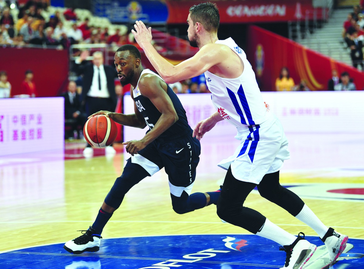 Kemba Walker of the US dribbles past Canada's Thomas Scrubb (R) during their friendly basketball match in Sydney on August 26, 2019. AFP / Saeed Khan 