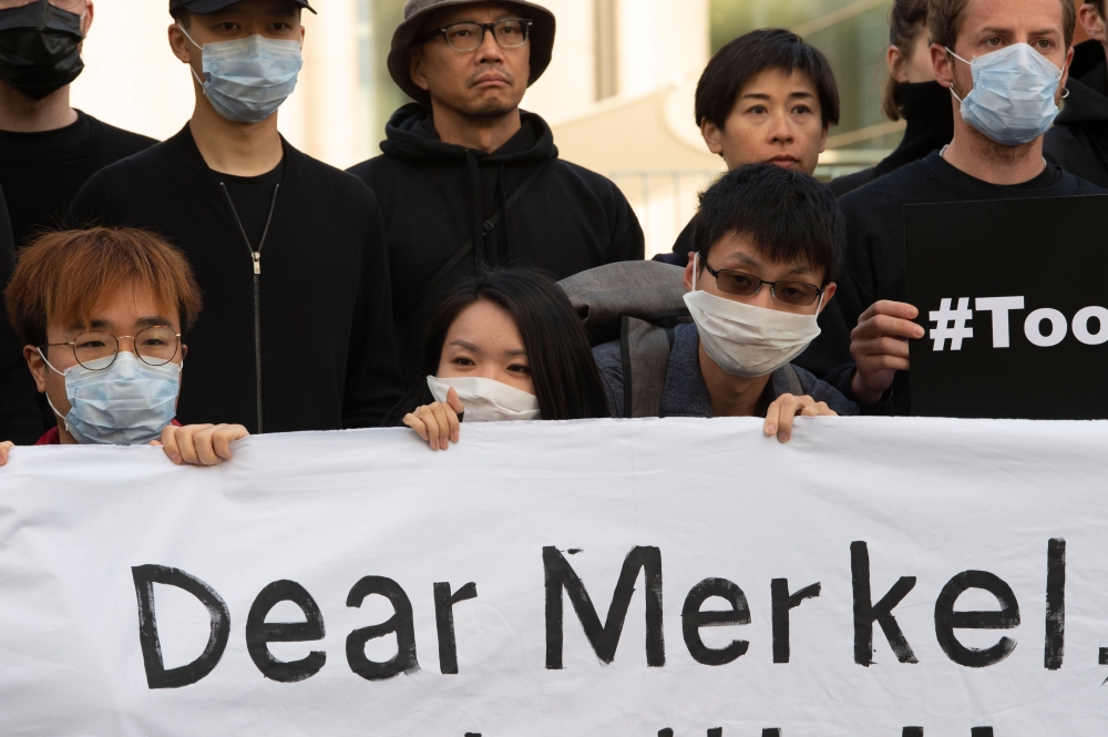 Protesters hold a vigil for democracy in Hong Kong in front of the Chancellery in Berlin on September 5, 2019. AFP / DPA / Paul Zinken 