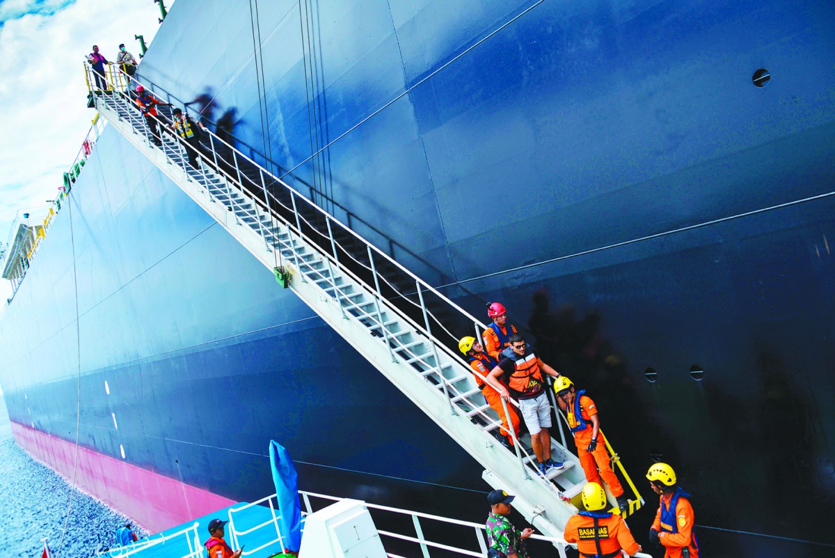 Members of Indonesia's National Search And Rescue Agency (BASARNAS) assist Croatian sailor Luigi Masadin (C) off the MT Golar Kelvin, in a medical evacuation at sea off the Aceh coast on September 5, 2019.  AFP / Chaideer Mahyuddin