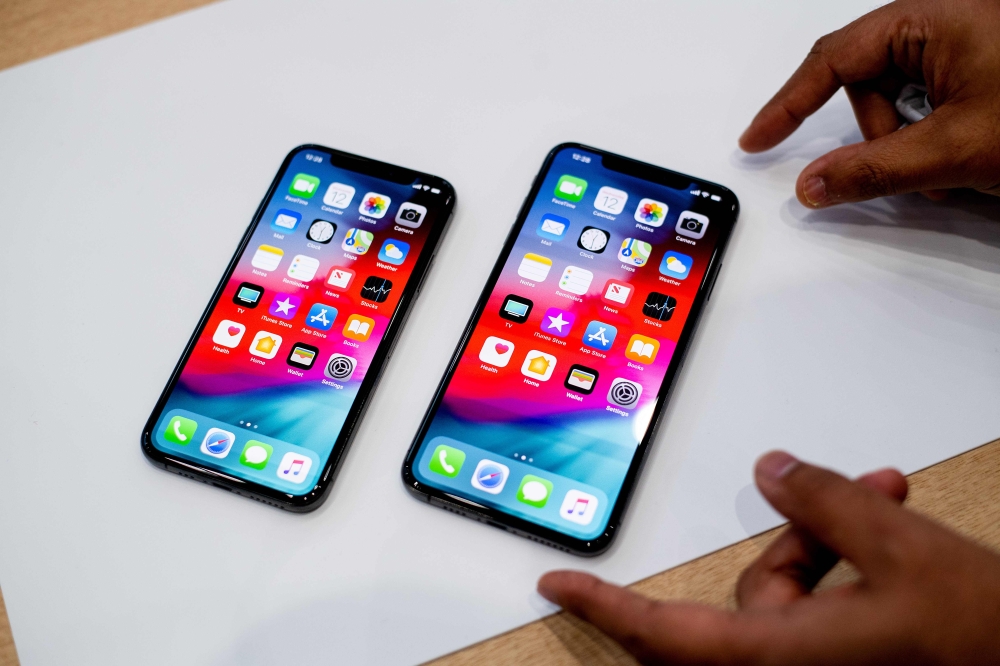 An Apple iPhone Xs Max and iPhone Xs rest on a table during a launch event on September 12, 2018 in Cupertino, California. AFP / Noah Berger