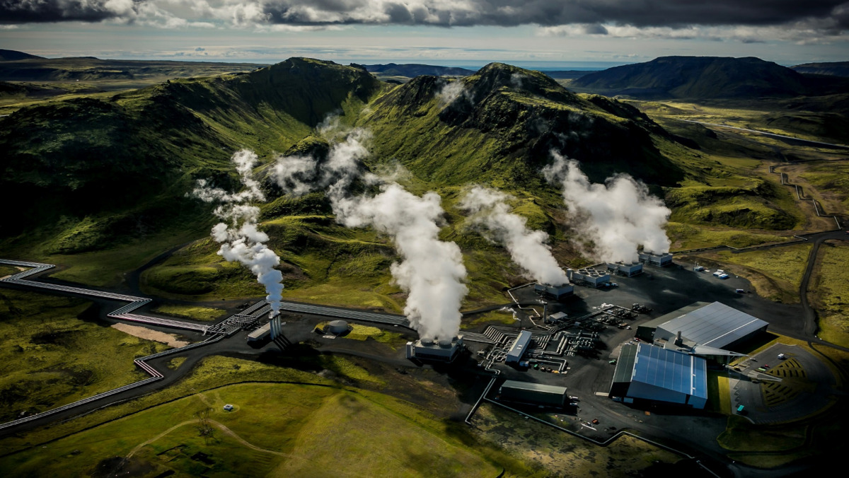 The Hellisheiði Geothermal Power Plant, which was the site of the original CarbFix project which injected approximately 200 tons of CO2 into the subsurface and fixed it as stable carbonate minerals.   Sigrg /CC BY-SA 4.0