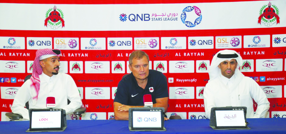 Diego Aguirre (centre) at a pre-match press conference.