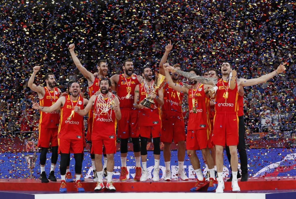 Spain's Rudy Fernandez lifts the trophy to celebrate winning the FIBA World Cup REUTERS/Kim Kyung-Hoon