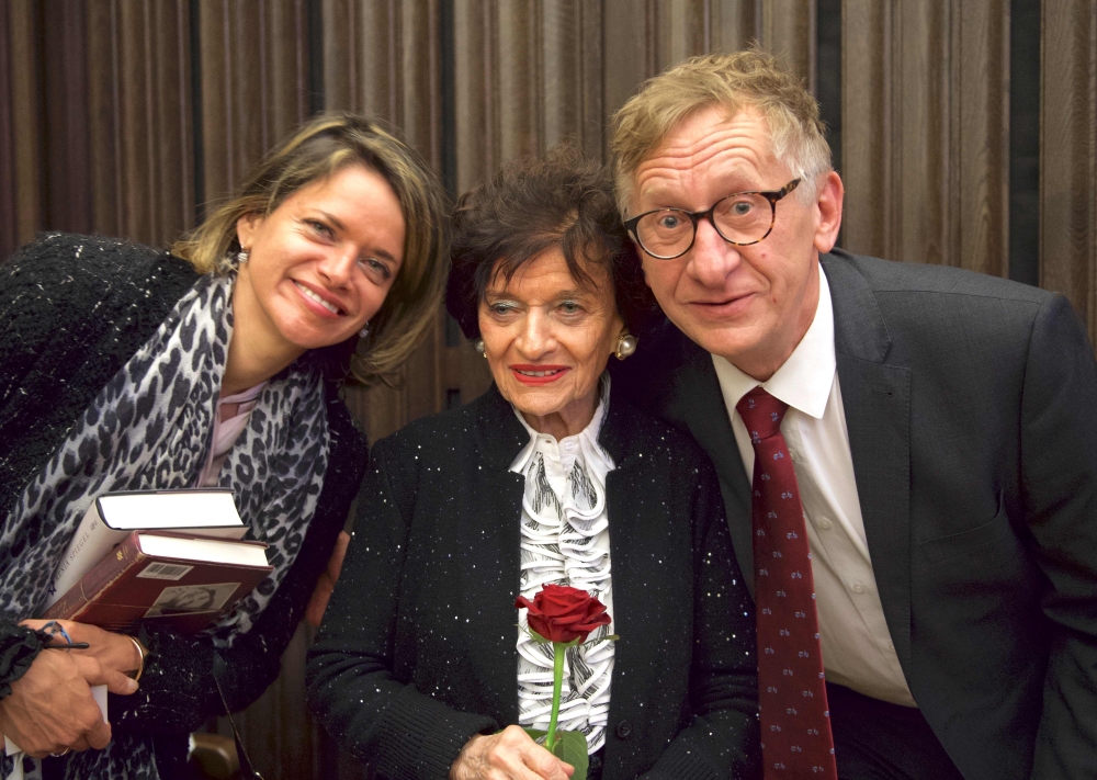 Elizabeth Bellak (C), 88, poses with her daughter Alexandra Renata (L) and filmmaker Tomasz Magierski (R) during a screening of the documentary film “Broken Dreams” on Elizabeth's sister Renia Spiegel in Warsaw on September 18, 2019. AFP / JANEK SKARZYNSK