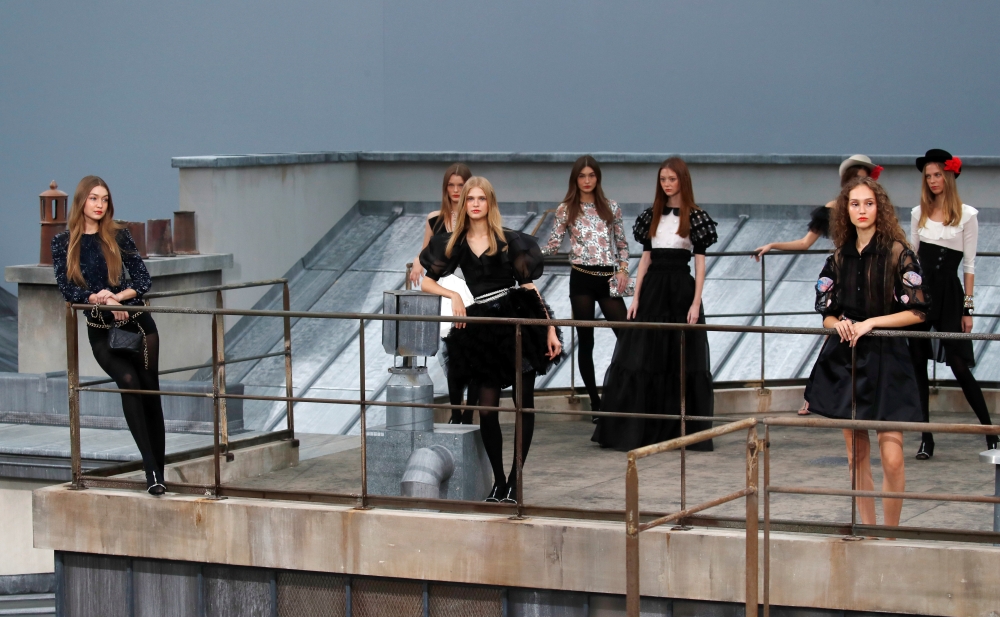 Model Gigi Hadid poses with models as they present creations by designer Virginie Viard as part of her Spring/Summer 2020 women's ready-to-wear collection show for fashion house Chanel during the Paris Fashion Week in Paris, France, October 1, 2019. REUTE