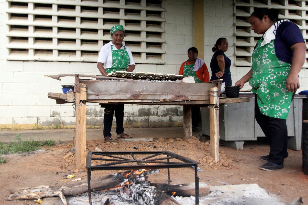 Volunteers help to prepare the meal for students at the San Agustin school in La Canada de Urdaneta, Venezuela October 1, 2019. Reuters/Jose Nunes