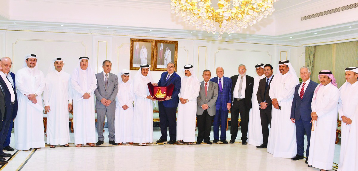 Qatar Chamber Chairman, Sheikh Khalifa bin Jassim Al Thani, presenting a memento to the visiting Jordanian trade delegation head Nael Al Kabariti during the event. 