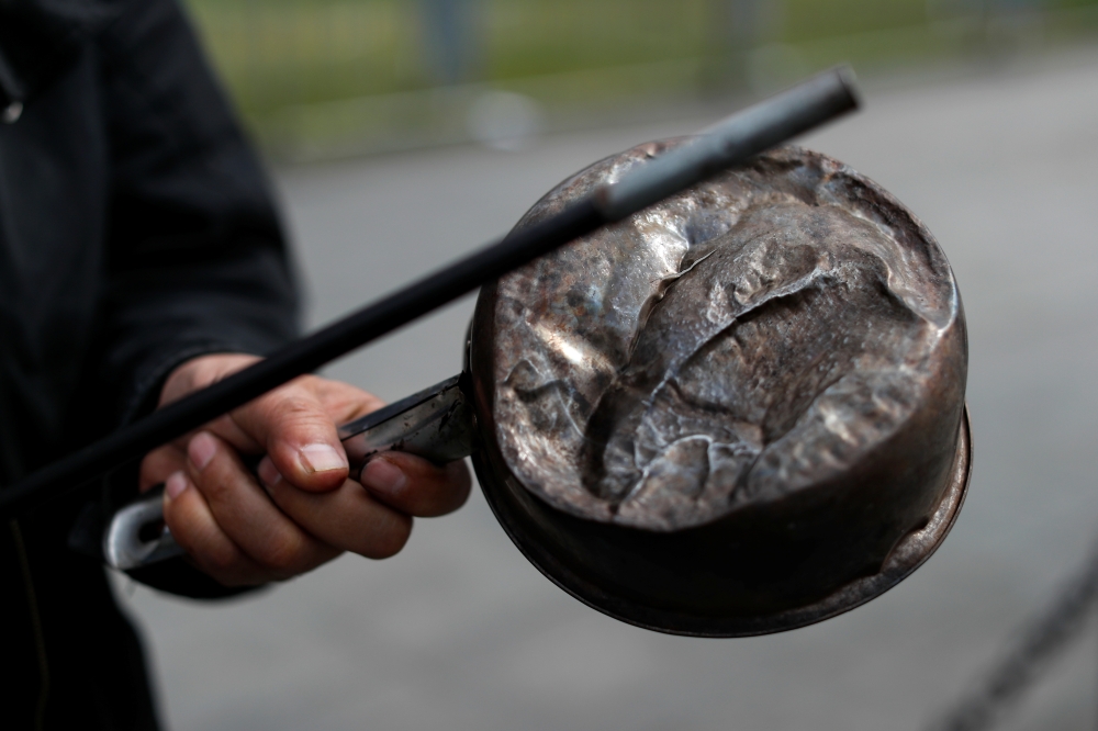 A demonstrator bags a pot during a protest against Chile's government in Santiago, Chile November 1, 2019. Reuters / Jorge Silva