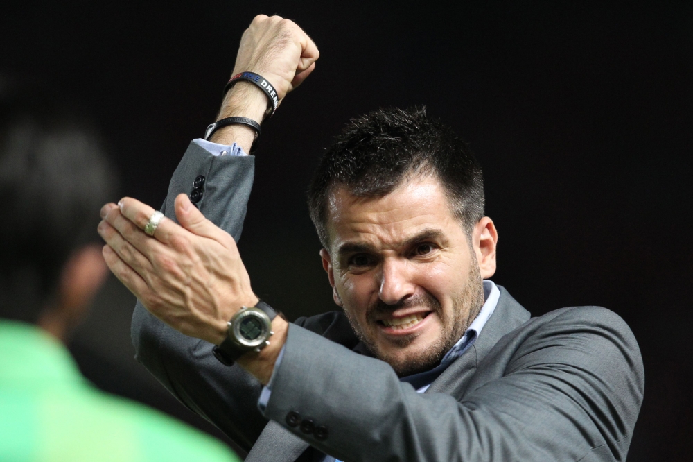 In this picture taken on December 19, 2010, Philippines' coach Simon McMenemy gestures during a match against Indonesia at Bung Karno Stadium in Jakarta. / AFP / Doni Surya 
