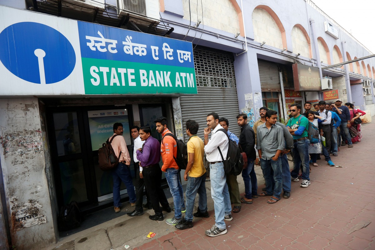 People queue outside an ATM of State Bank of India to withdraw money in Kolkata, November 22, 2016. Reuters / Rupak De Chowdhuri