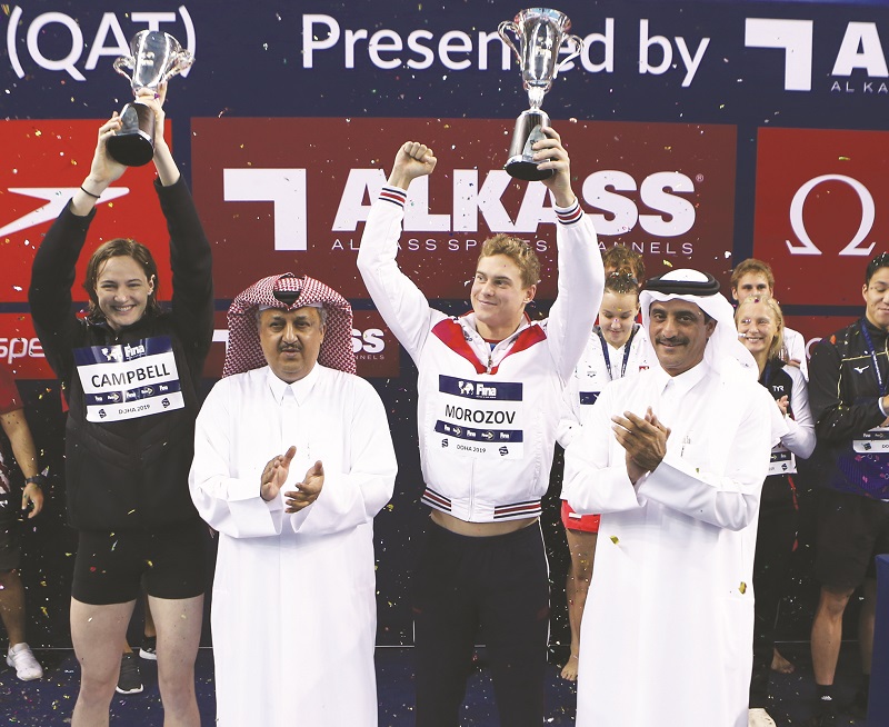 Overall champions Russia’s Vladimir Morozov and Australia’s Cate Campbell celebrate with Khalil Al Jaber, President of Qatar Swimming Association (QSA) and FINA Bureau Member, and Ali Al Jaber, during the presentation ceremony on the final day of the FINA