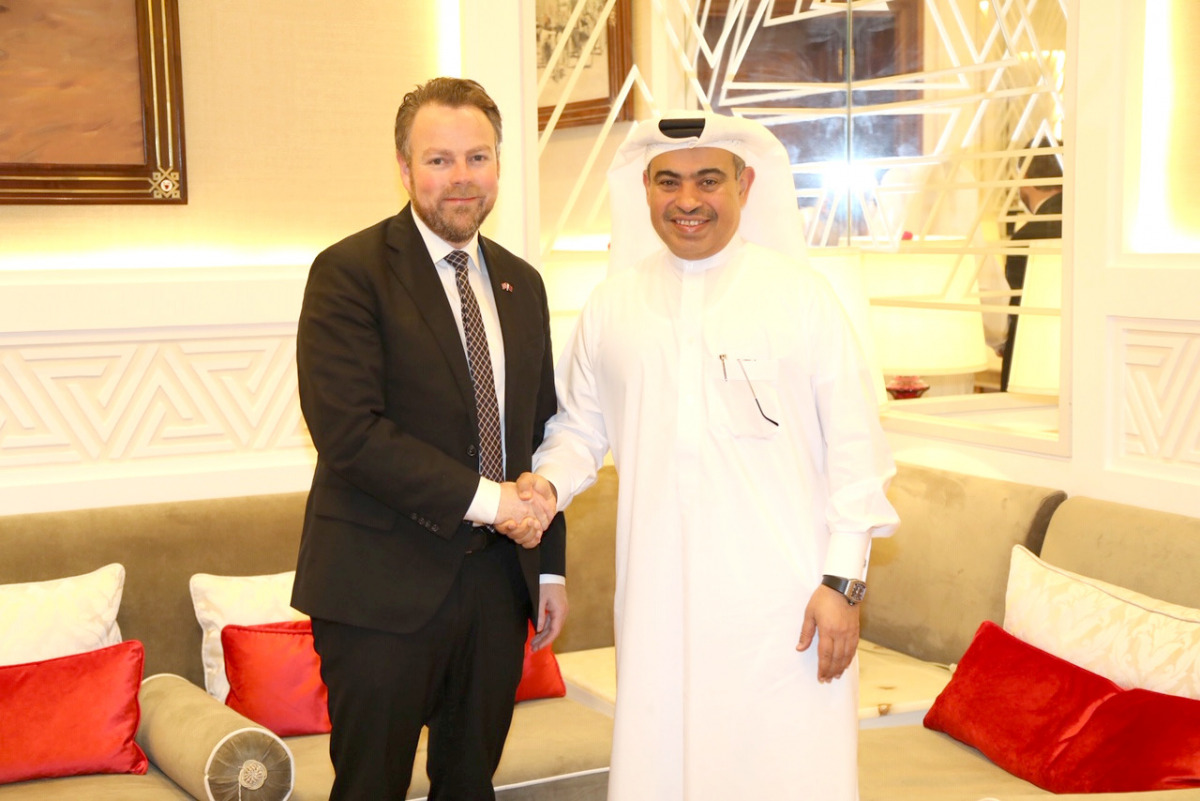 H E Ali bin Ahmed Al Kuwari, Minister of Commerce and Industry, receiving Torbjorn Roe Isaksen, Norway’s Minister of Trade and Industry.
