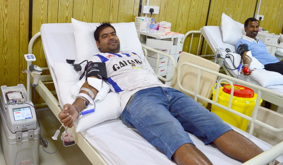 An employee of Galfar during the blood donation campaign.