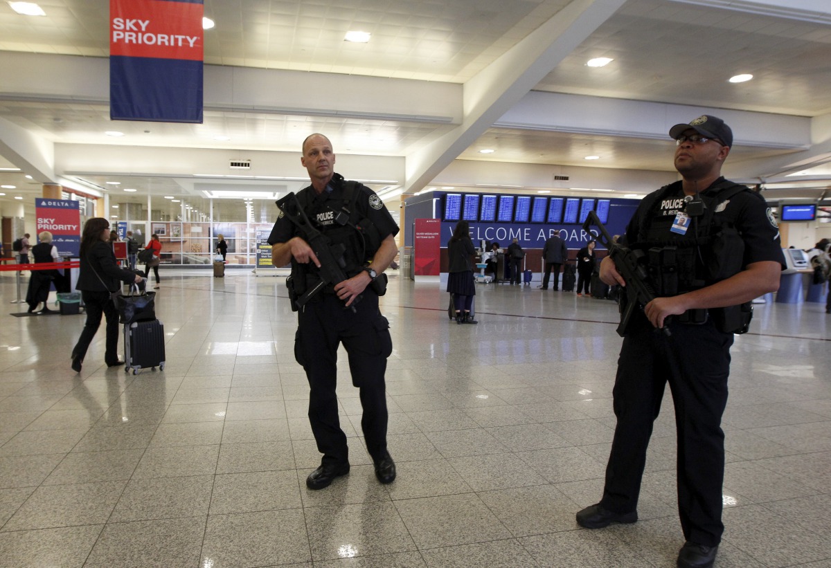 Atlanta police officers patrol at the check-in area as they carry sub-machine guns at Hartsfield-Jackson International Airport in Atlanta, Georgia, November 17, 2015. Reuters / Tami Chappell