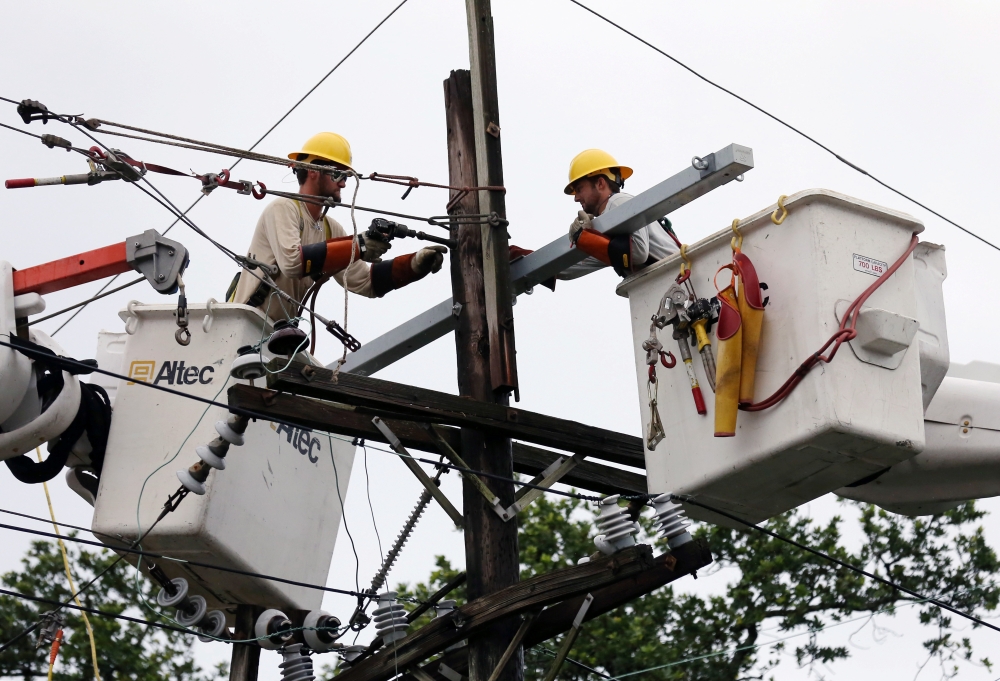 Crews work to restore power after Hurricane Barry in New Orleans, Louisiana, US, July 14, 2019. Reuters / Jonathan Bachman