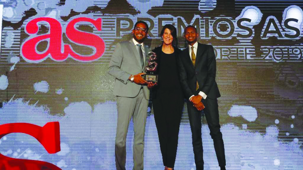 High jump world record holder, Cuba’s Javier Sotomayor (left) and Barshim posing for a photograph. 