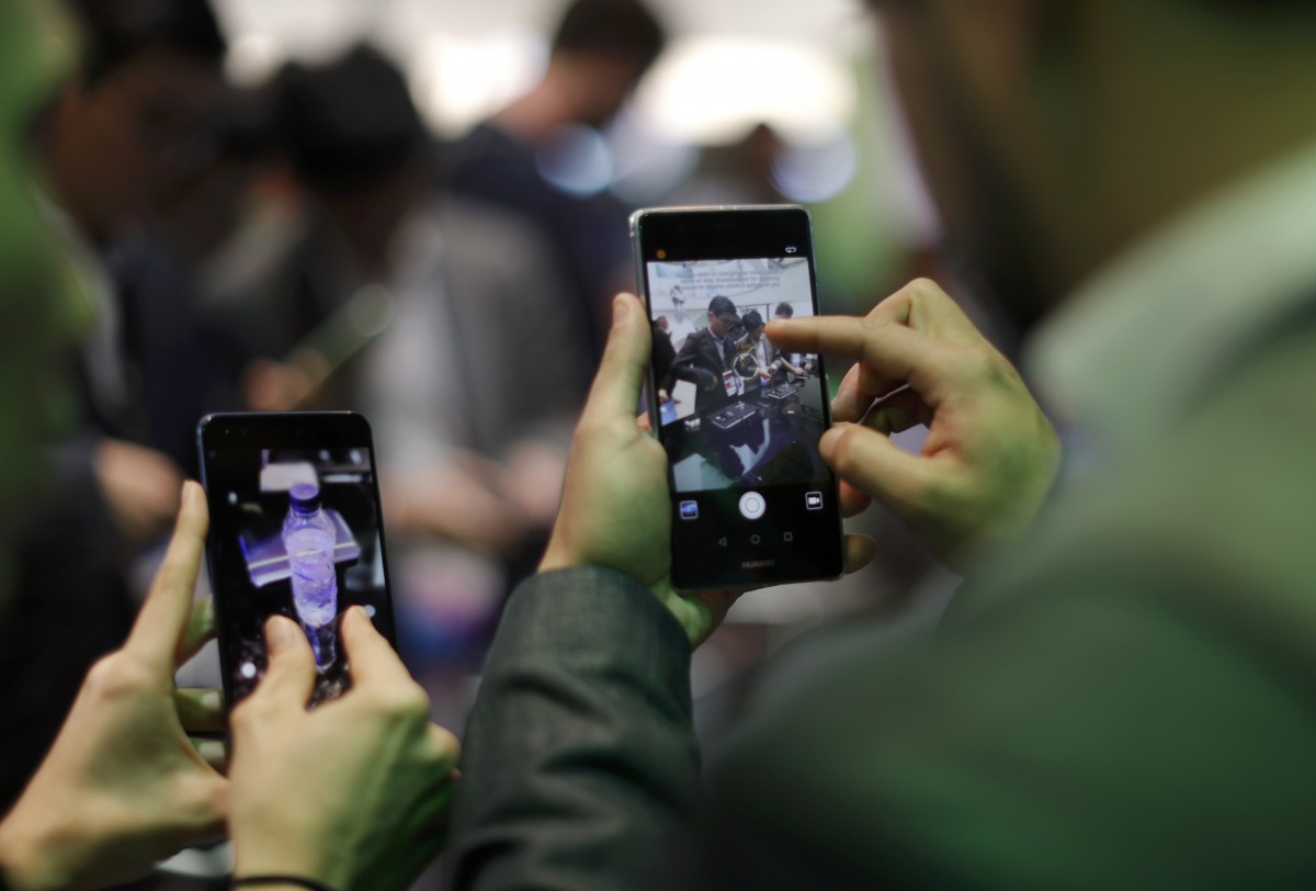 Representative image: Visitors try Huawei devices during Mobile World Congress in Barcelona, February 27, 2017. Reuters / Eric Gaillard
