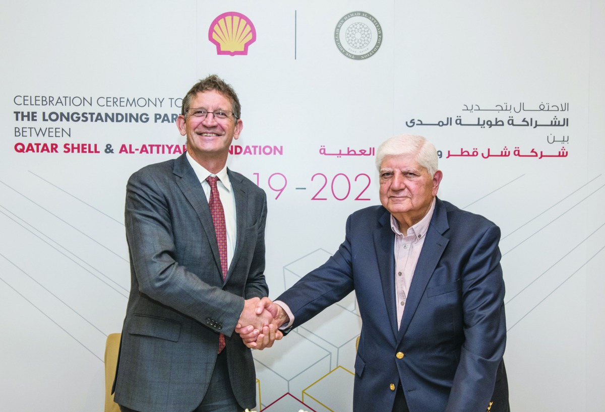 H E Dr. Ibrahim Ibrahim and Andrew Faulkner shaking hands.