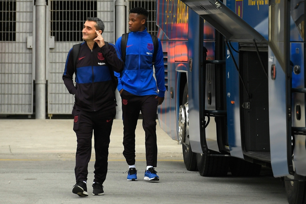 Barcelona's Spanish coach Ernesto Valverde (L) and Barcelona's Guinea-Bissau forward Ansu Fati leave the Camp Nou Stadium in Barcelona on December 18, 2019, ahead of the Spanish League football match between Barcelona FC and Real Madrid CF. (AFP / LLUIS G