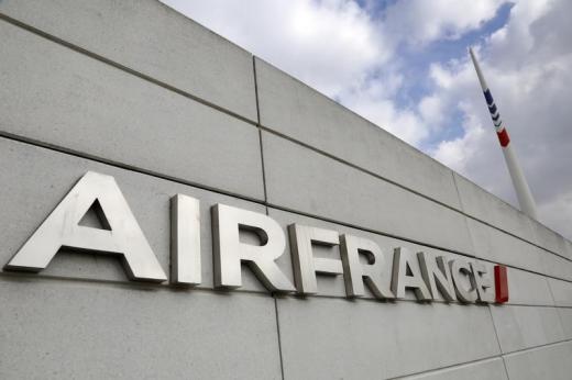 The Air France logo is seen on the Air France headquarters building at the Charles de Gaulle International Airport, October 18, 2015  in Roissy. (Reuters / Jacky Naegelen) 