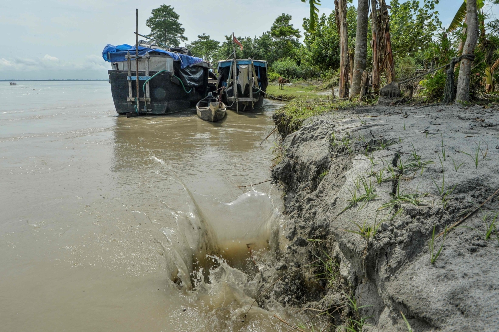 This picture taken on September 17, 2019 shows soil erosion caused by the waters of Brahmaputra river at Majuli island in the northeastern Indian state of Assam. AFP / Diptendu Dutta