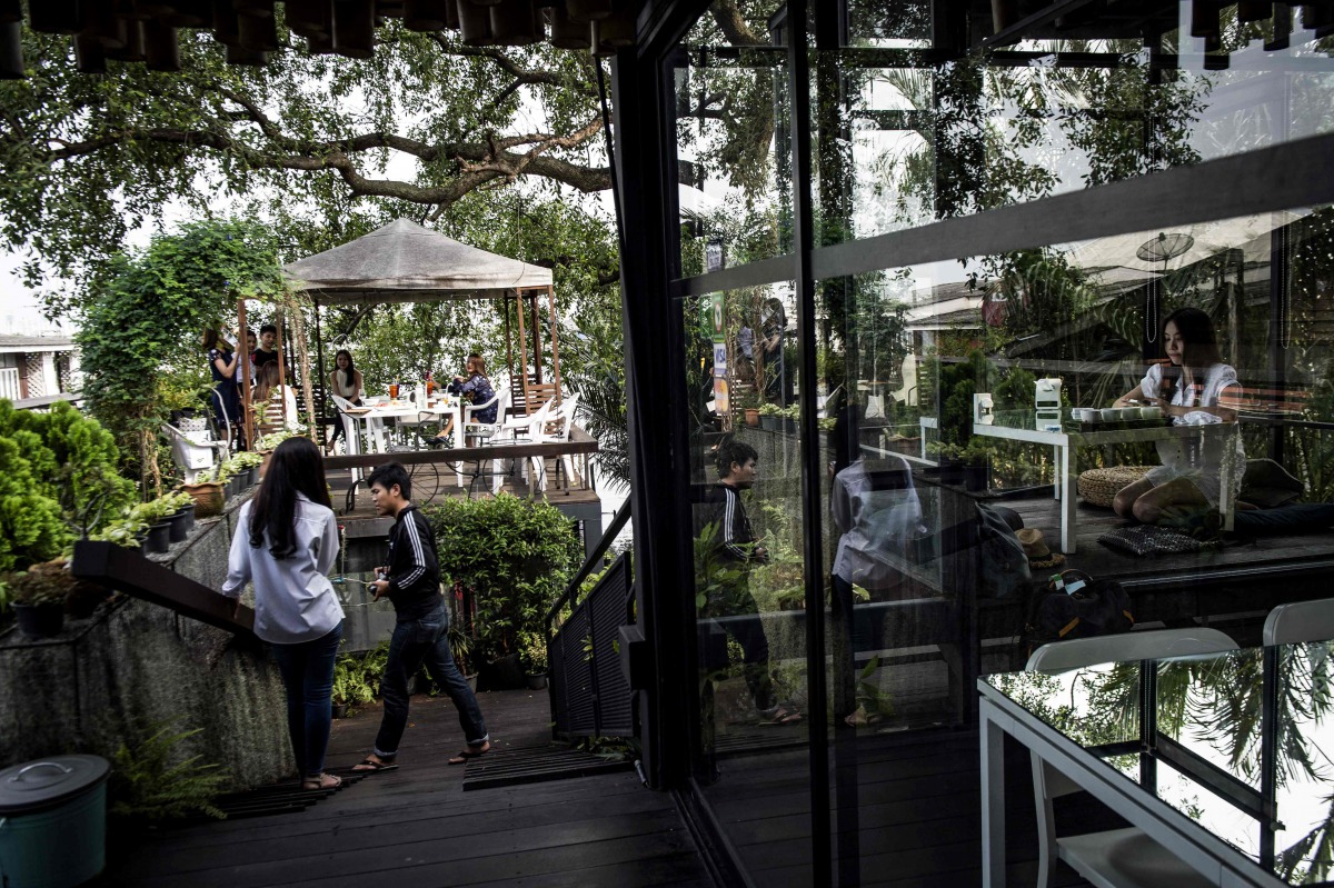 People relaxing at the eco-friendly Bangkok Treehouse hotel in Bang Krachao, the so-called Green Lung of Bangkok on November 4, 2016. AFP / Lillian Suwanrumpha