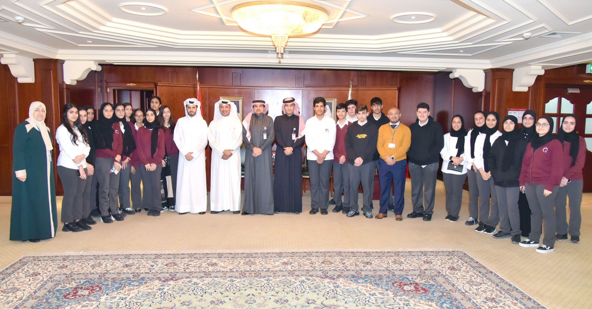 QIIB’s Chief Executive Officer, Dr. Abdulbasit Ahmed Al Shaibei, and other officials with the students.