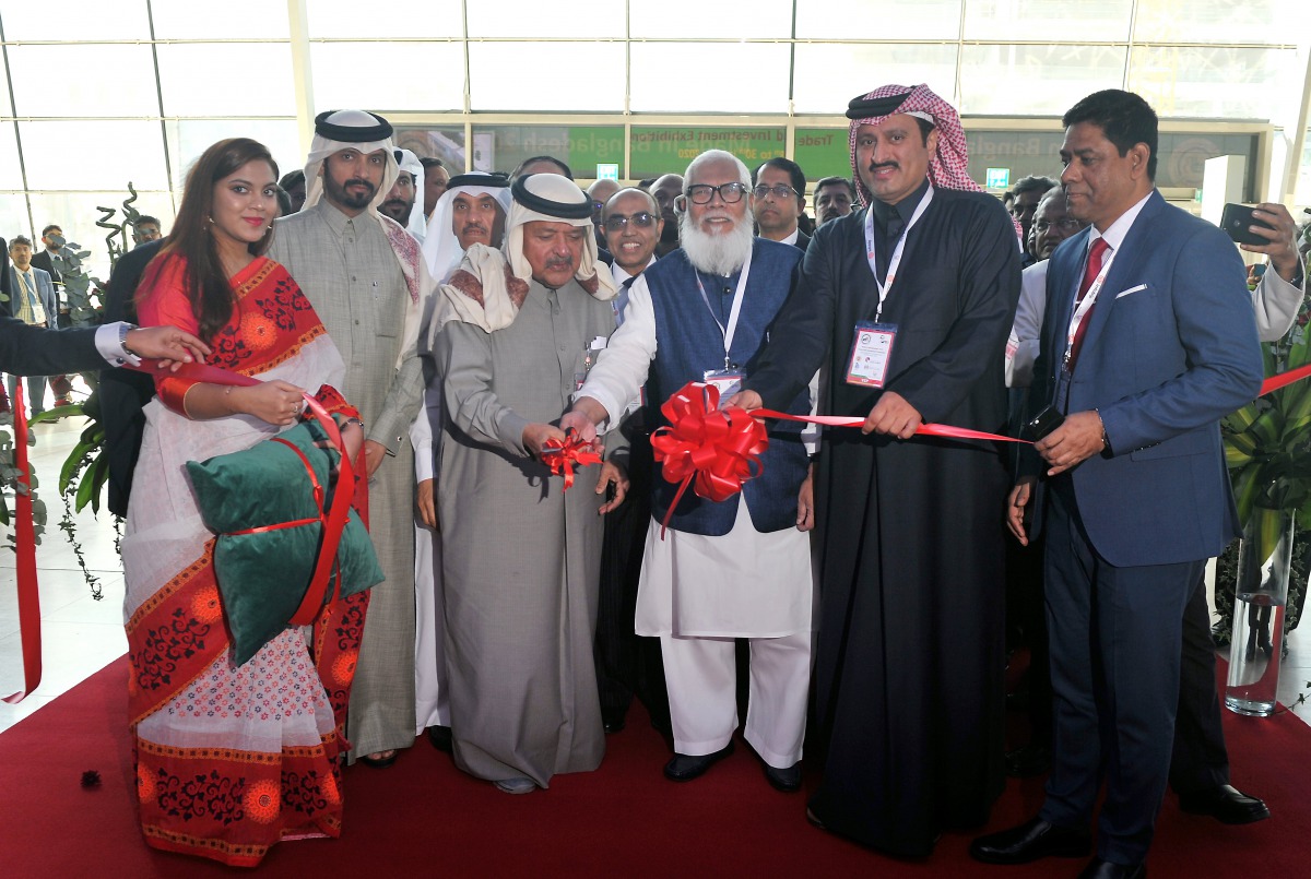 Sheikh Faisal bin Qassim Al Thani (third left), Chairman of Qatari Businessmen Association, cutting a ribbon with Salman F Rahman (centre) Adviser to Bangladesh Prime Minister for Private Industries and Investment, Sultan Al Khater (second right), Underse