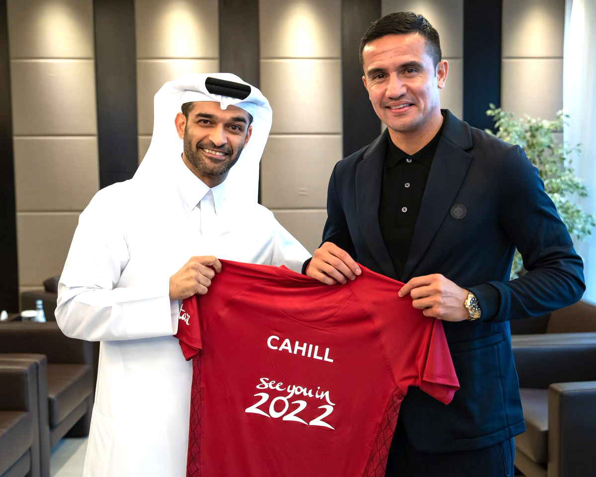 The Secretary-General of the Supreme Committee for Delivery and Legacy, Hassan Al Thawadi presenting a Qatar 2022 jersey to Australian football legend Tim Cahill.