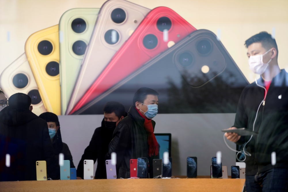People wearing protective masks are seen in an Apple Store as China is hit by an outbreak of the new coronavirus, in Shanghai, China, January 29, 2020. Reuters / Aly Song
